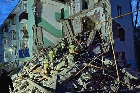 Kona og barn létust í drónaárás Úkraínuhers á íbúðarhús