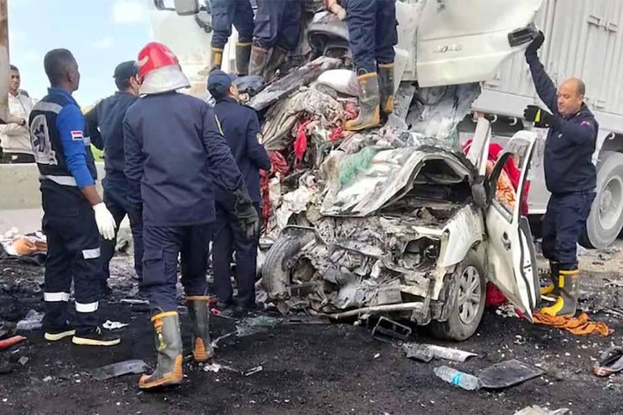 Átján létust í hörðum árekstri rútubíls og vörubíls í Egyptalandi