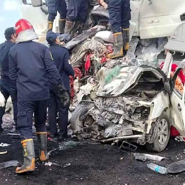 Átján létust í hörðum árekstri rútubíls og vörubíls í Egyptalandi