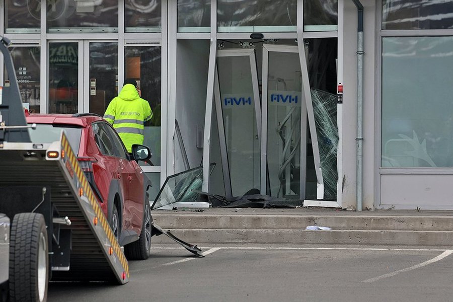 Ók inn í glerhurð við Akureyrarapótek