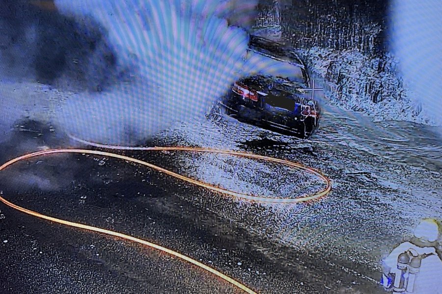 Eldur kom upp í bíl