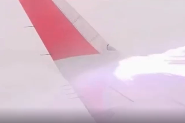 Eldingu laust niður í væng flugvélar