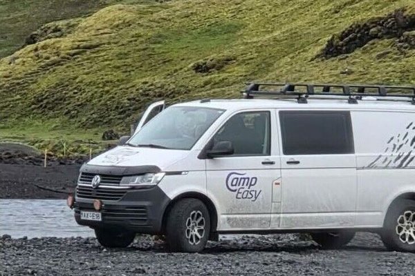 „Drengurinn fannst grátandi á planinu við ána“
