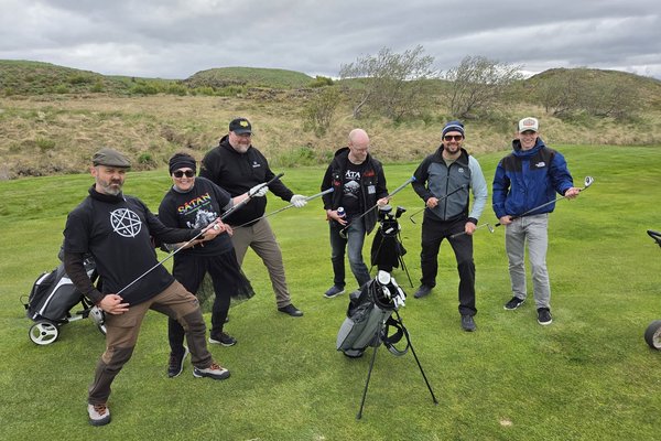Málmhausar skelltu sér í golf