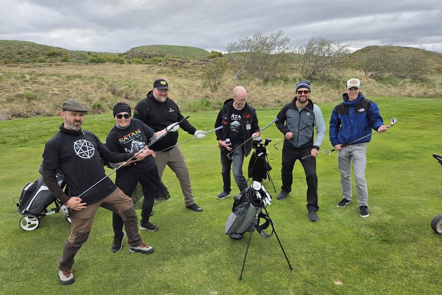 Málmhausar skelltu sér í golf