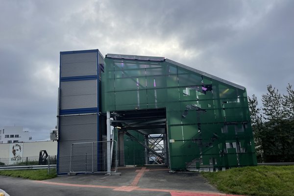 Andri Snær rífur í sig nýju göngubrúna við Sæbraut