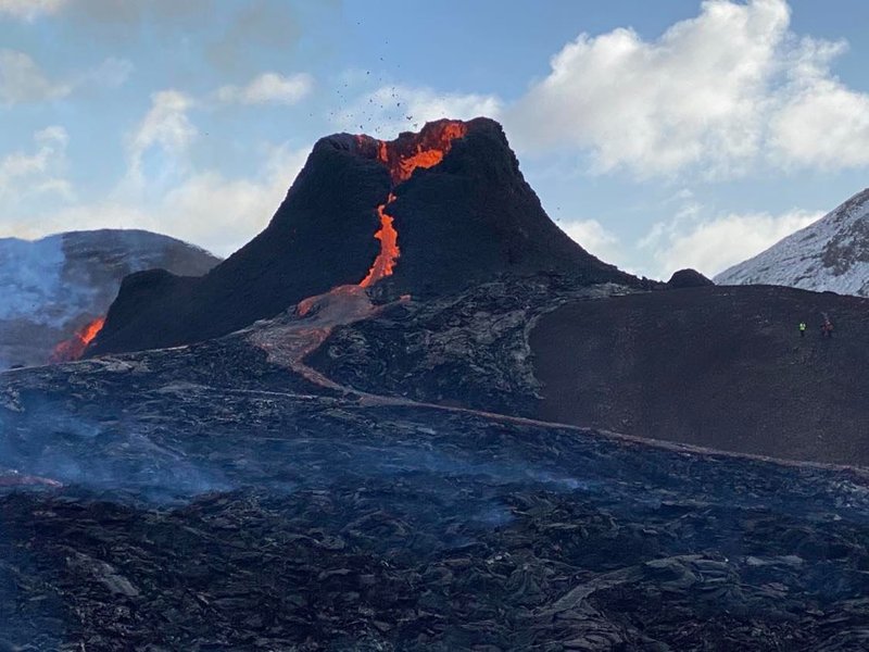 Gígurinn í Geldingadölum. Tillaga að nafni er Gimbill, til heiðurs Stóra Hrúti sem trónir yfir. Mynd: Reynir Traustason