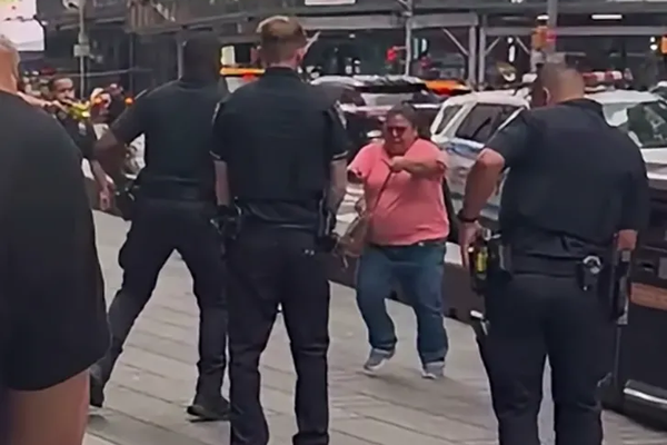 Lögregla skaut konu til bana eftir hnífaárás á Times Square
