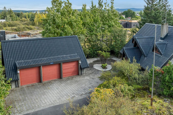 Selja höll í Garðabæ með þreföldum bílskúr