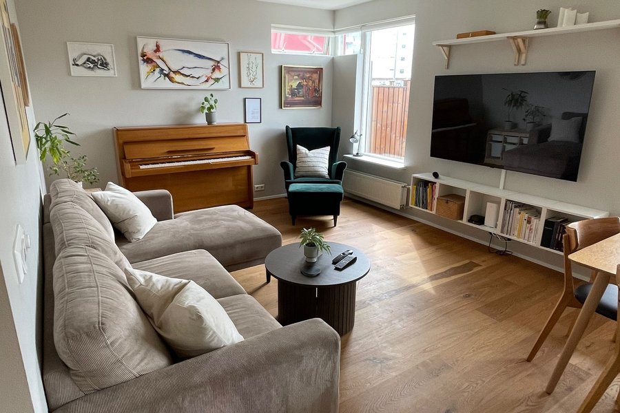 Læknir og tónskáld selja á Akureyri