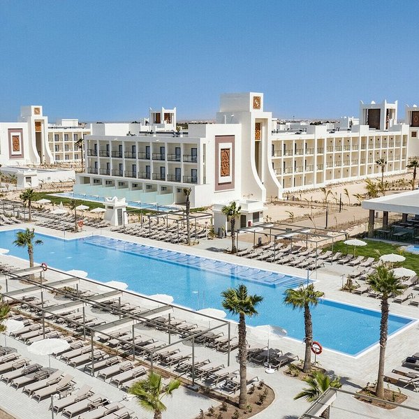 Sex Bretar látnir eftir lúxusferðir til Grænhöfðaeyja