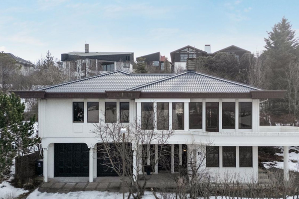 Selja glæsilega Garðabæjarhöll