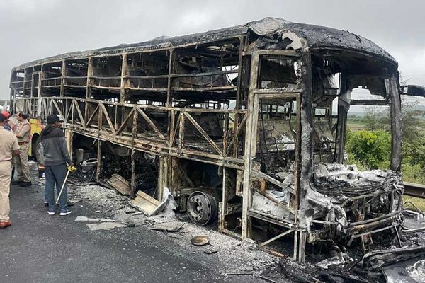 Tuttugu og fimm brunnu lifandi í rútuslysi