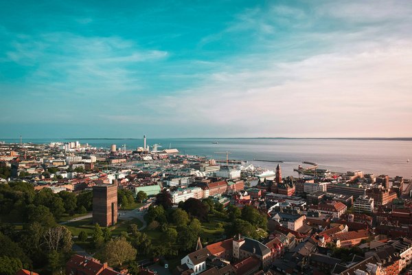Drengur stakk fimm ára stúlku í Svíþjóð og hringdi svo á 112
