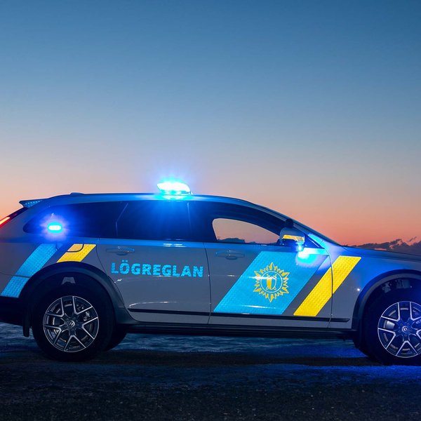 Grunsamlegur maður greip í hurðarhúna