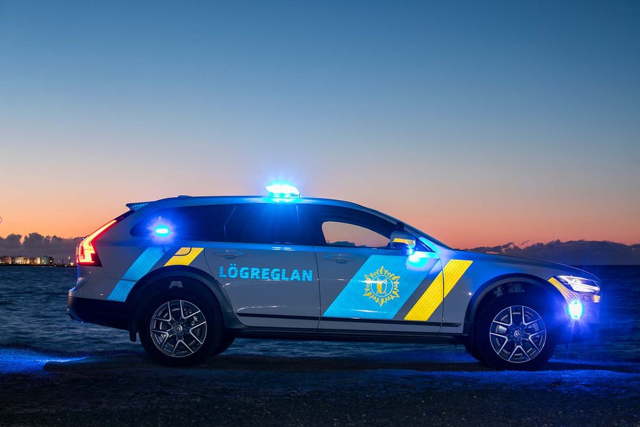 Áreitti starfsfólk og braut rúðu