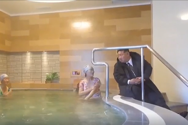 Einræðisherra skellti sér í heilsulind