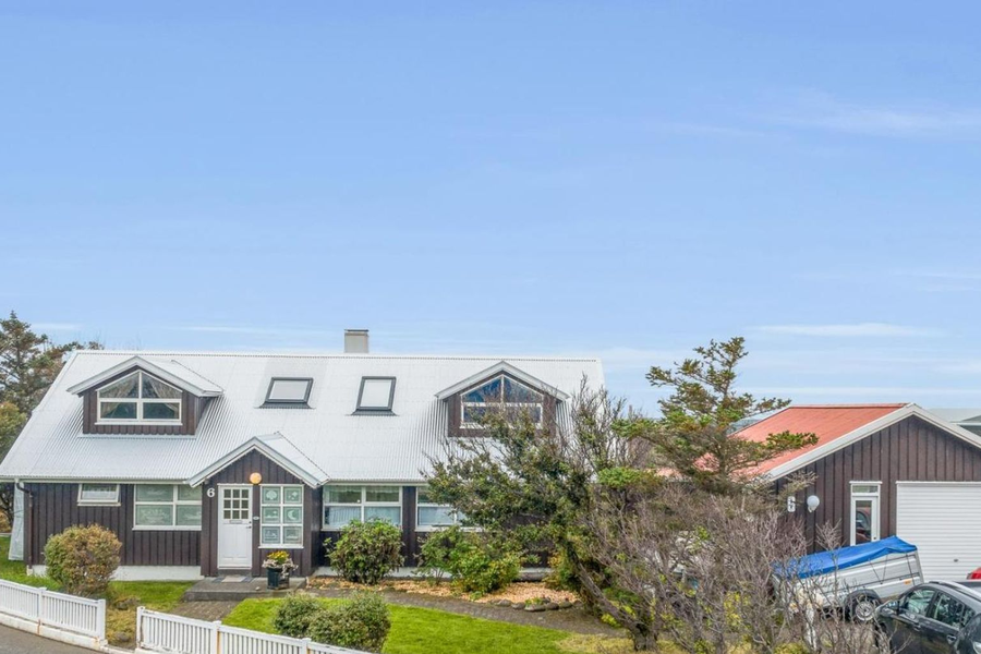 Gullfallegt hús á risastórri lóð til sölu