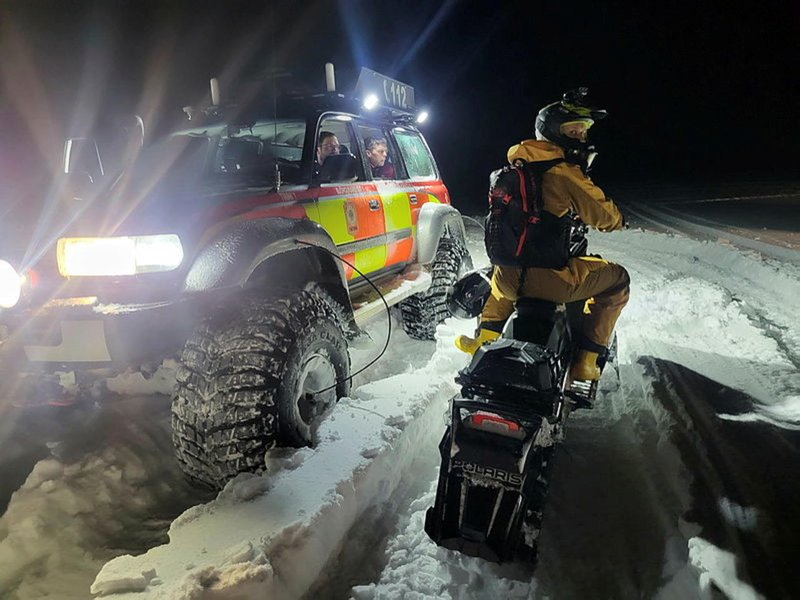 Landsbjörg að bjarga tveimur sleðamönnum