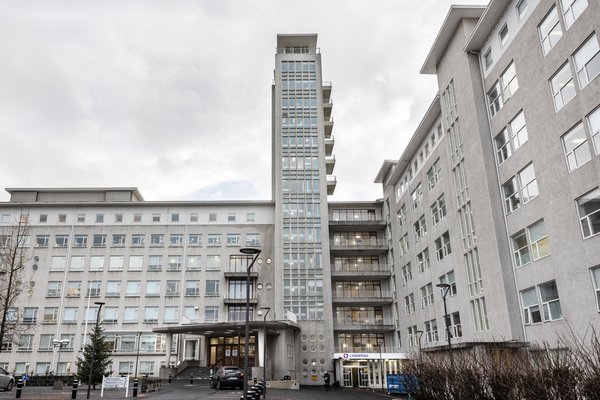 Starfsmaður fluttur á sjúkrahús eftir eldhússlys