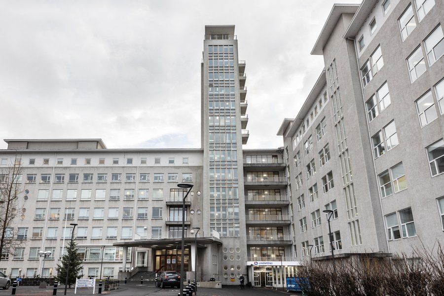 Starfsmaður fluttur á sjúkrahús eftir eldhússlys