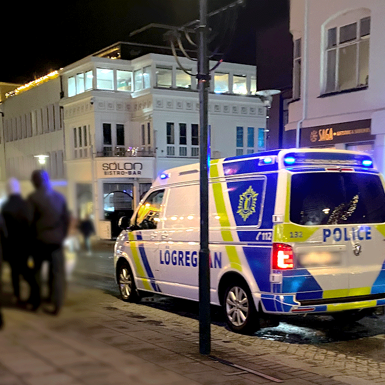 Ók fullur og vímaður á gangstíg