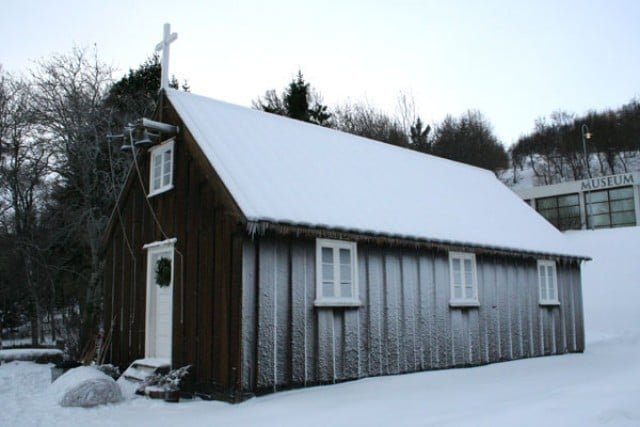 Minjasafnskirkjan falleg í vetrarbúningi. Mynd fengin af vef Akureyrar.