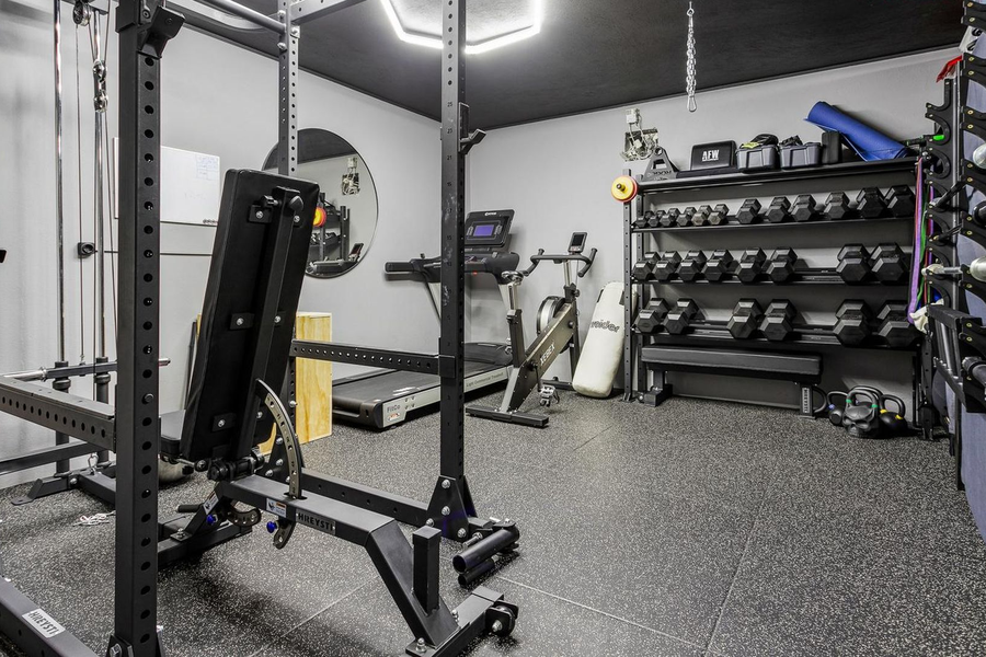 Hús sem hefur séð fleiri hnébeygjur en fermingar til sölu