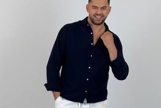 Ung poppstjarna lést skyndilega í fangi eiginkonunnar