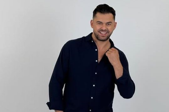 Ung poppstjarna lést skyndilega í fangi eiginkonunnar