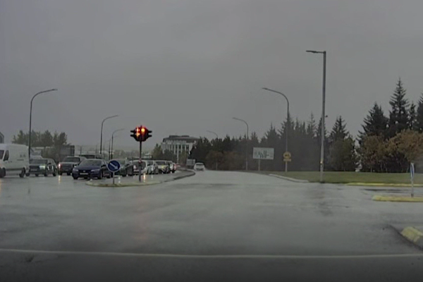 Tveir brunuðu yfir á rauðu og stefndu öðrum í hættu