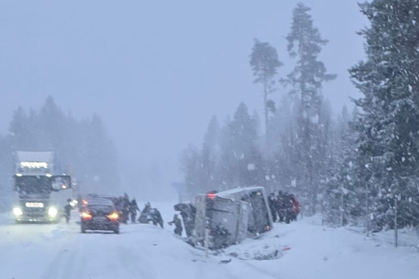 Rúta valt á hliðina í Svíþjóð