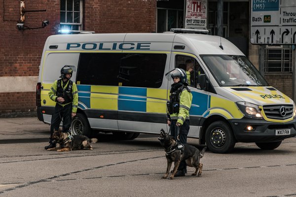 Lögreglan leitar byssumanns eftir árás í Bristol