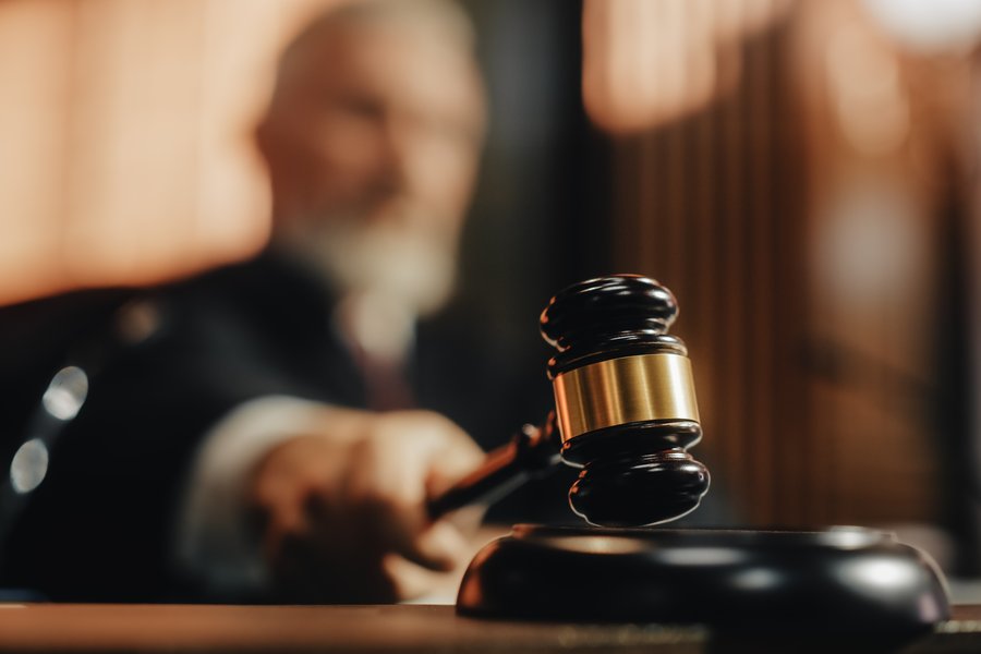 Breki stappaði á höfði manns og kýldi ítrekað