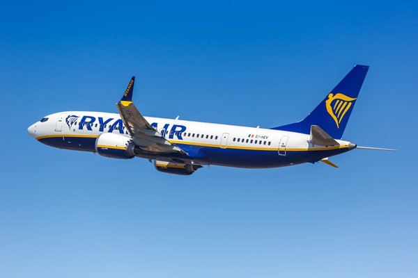 Farþegi sogaðinst nærri því út um glugga á flugvél Ryanair