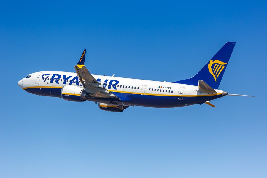 Farþegi sogaðinst nærri því út um glugga á flugvél Ryanair