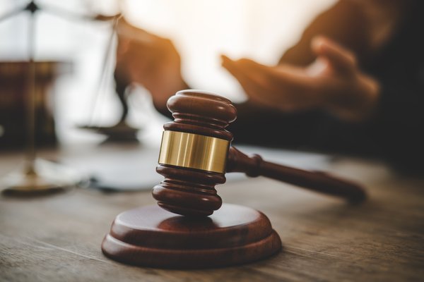 Svíi sagður hafa neytt eiginkonu sína til að stunda vændi