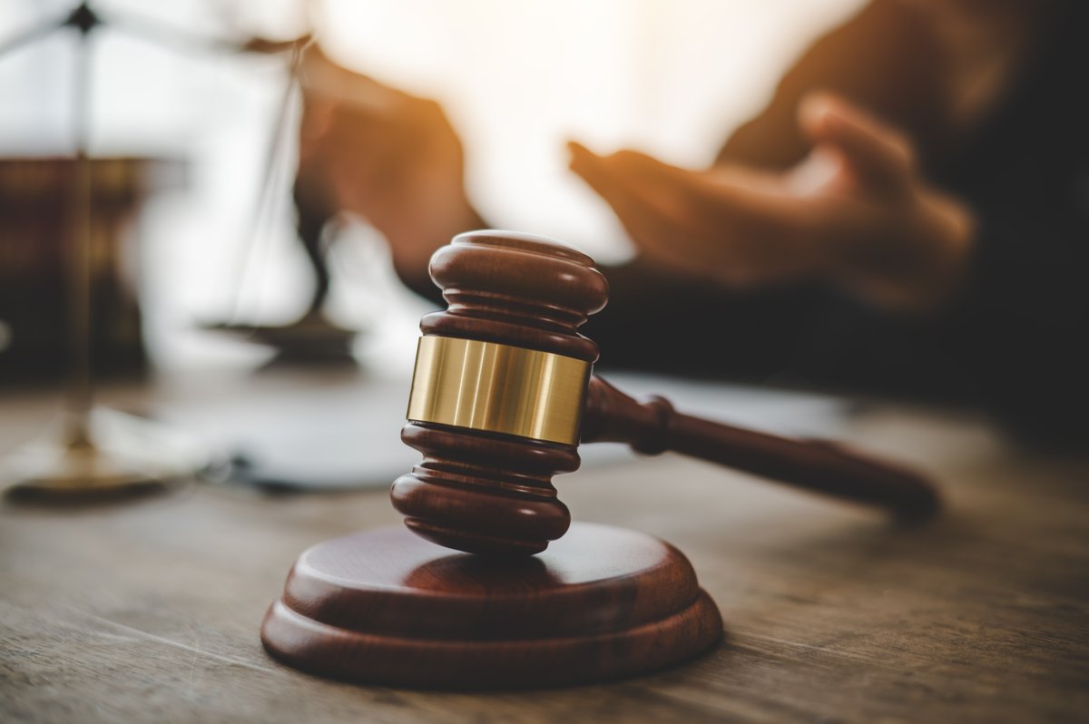 Gavel dómari dómsalur