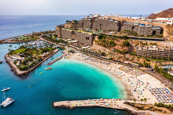 Kona á Kanarí handtekin eftir rán með sveðju