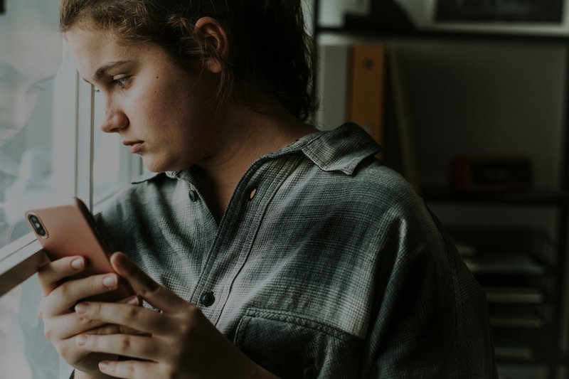 Unglingur með síma