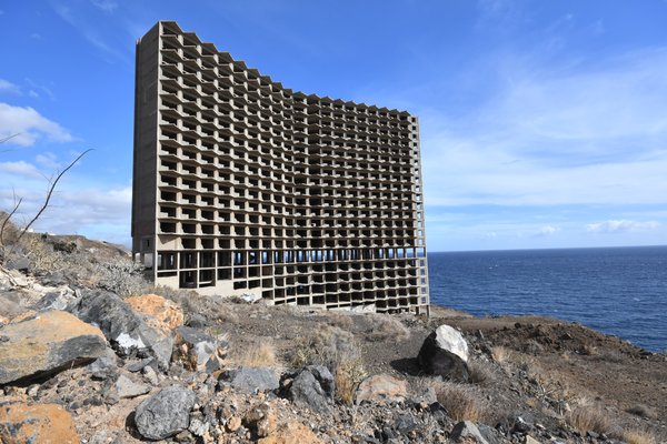 Þrettán ára stúlka lést eftir fall í yfirgefnu hóteli á Tenerife