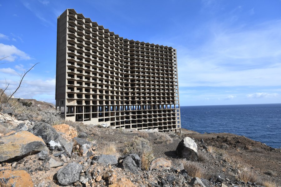 Þrettán ára stúlka lést eftir fall í yfirgefnu hóteli á Tenerife
