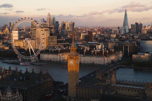 Unglingspiltur stunginn til bana á almannafæri í Lundúnum