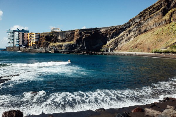 Leit hafin eftir að konu og hundi sem sópuðust út á sjó á Tenerife