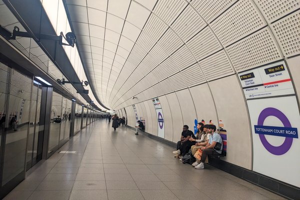 Lögreglan leitar að lestarperra í Lundúnum