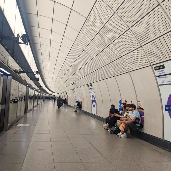 Lögreglan leitar að lestarperra í Lundúnum