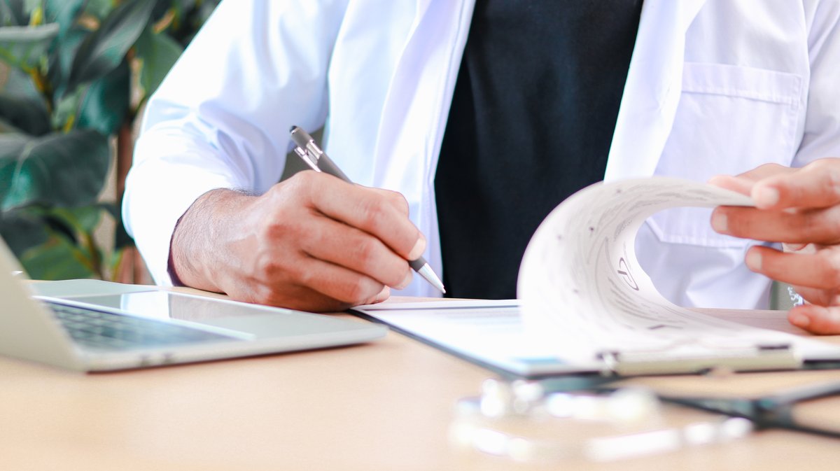 Læknir skrifa vottorð