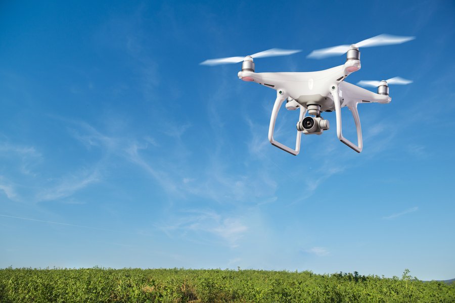 Kona elt af dróna á leið heim á hjóli