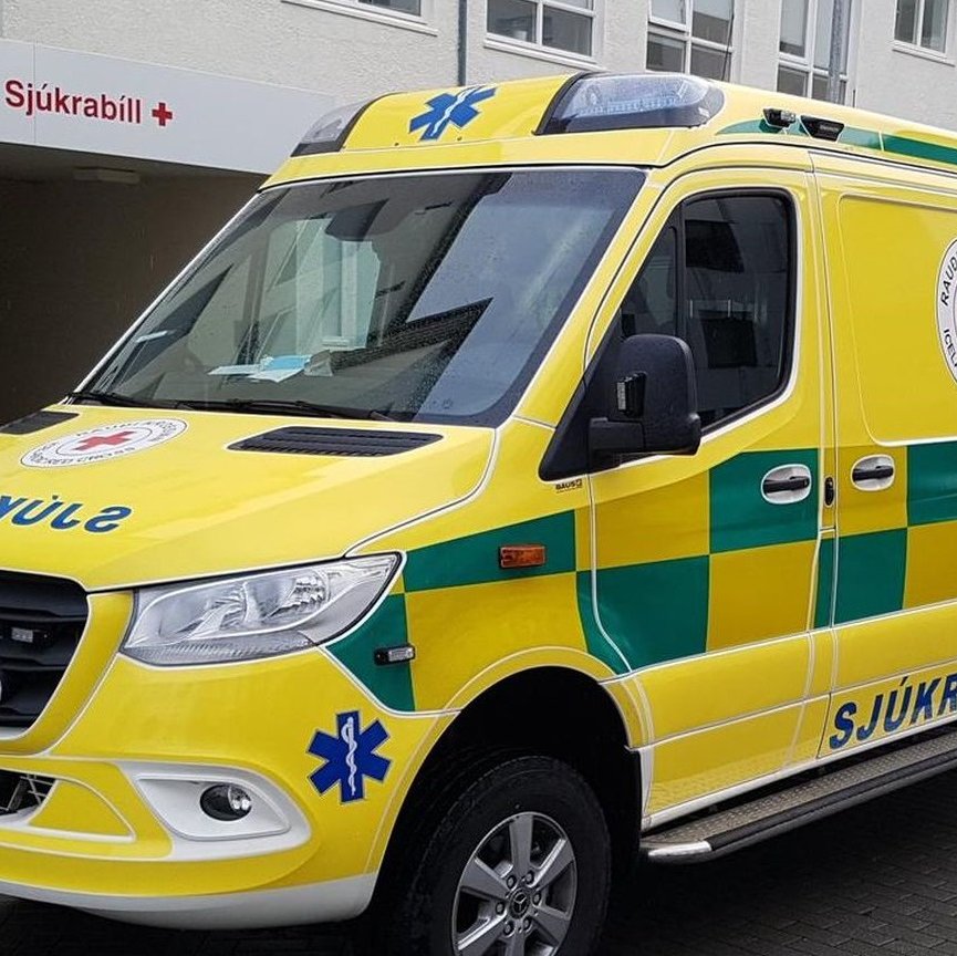 Tveir fluttir á bráðamóttökuna