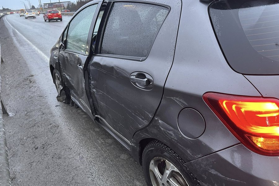 Leikstjóri Roklands slapp með skrekkinn þegar vörubíll keyrði á bifreið hans